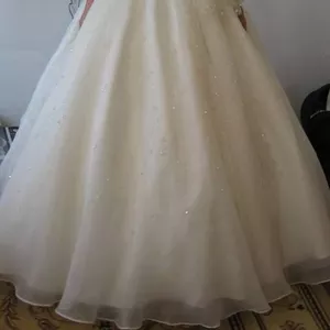 Очень красивое,  изящное свадебное платье.