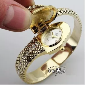 Женские часы оригинального исполнения в форме змеи