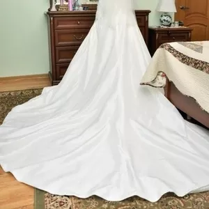 свадебное платье со шлейфом. Цвет айвори. Размер 40-42. Б/у