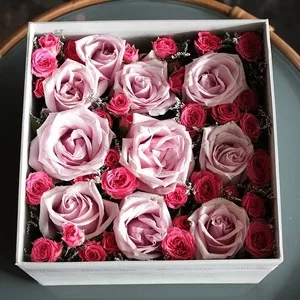 Чудесные букеты из свежих роз в оригинальных коробках.