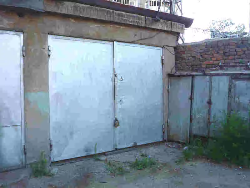 Продам капитальный кирпичный гараж Манаса Абая в Алматы.