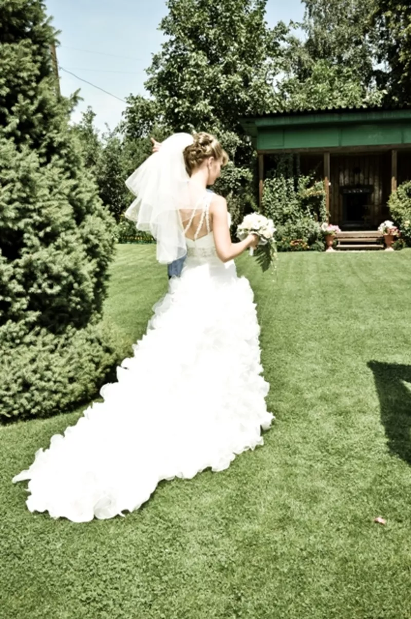 Современнное свадебное платье в идеальном состоянии