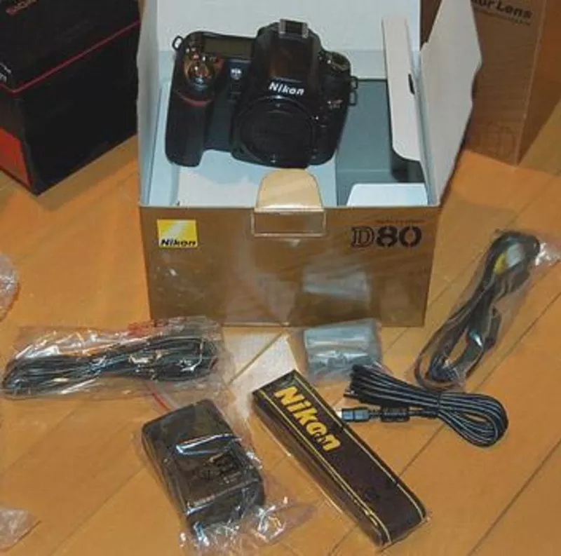 Brand New Nikon D7000 Digital SLR Camera with Nikon AF-S DX 18-105mm