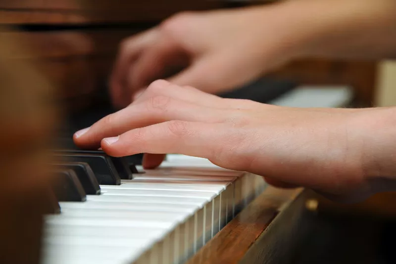 Синтезаторы,  цифровые пианино,  рояли купить в Алматы