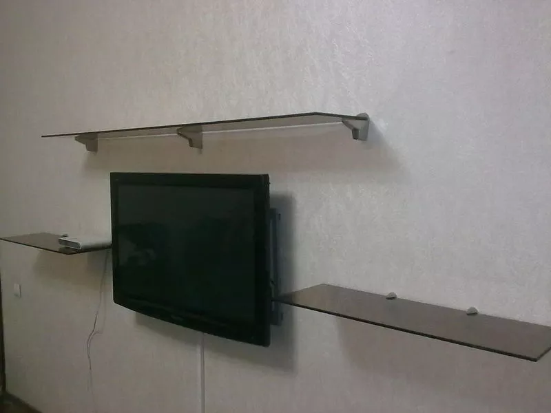Навеска около. Полка TVS-1054 под телевизор с кронштейном. Полка под телевизор на стену навесная. Стеклянная полка под телевизор. Стеклянная полка под телевизор на стену.