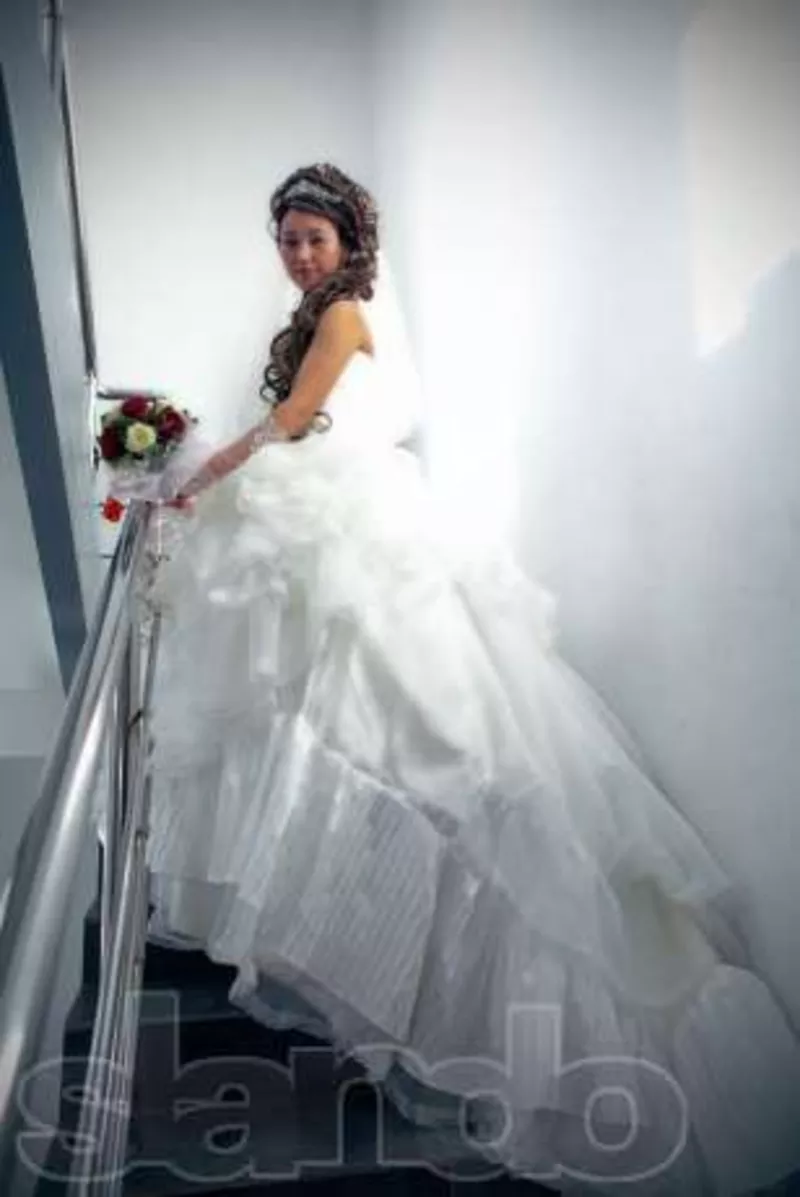 Роскошное свадебное платье со шлейфом!