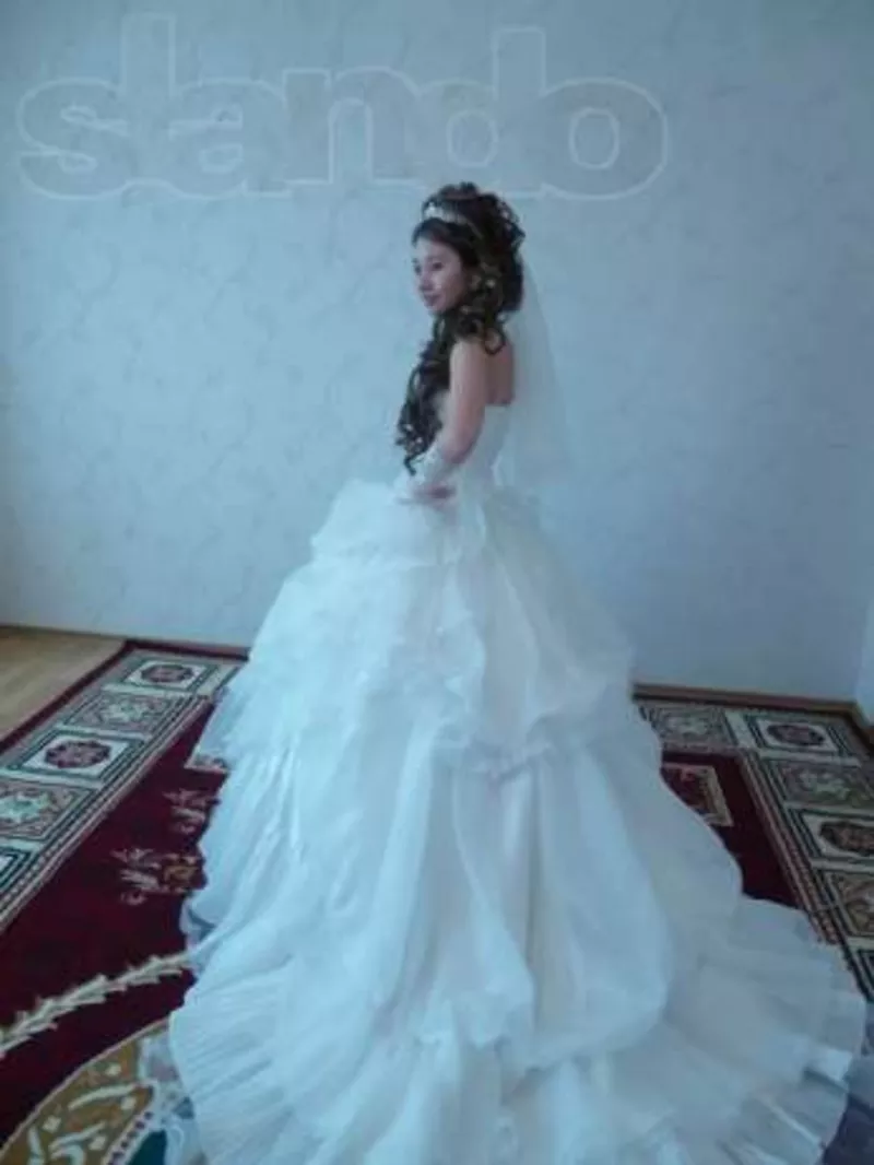 Роскошное свадебное платье со шлейфом! 3