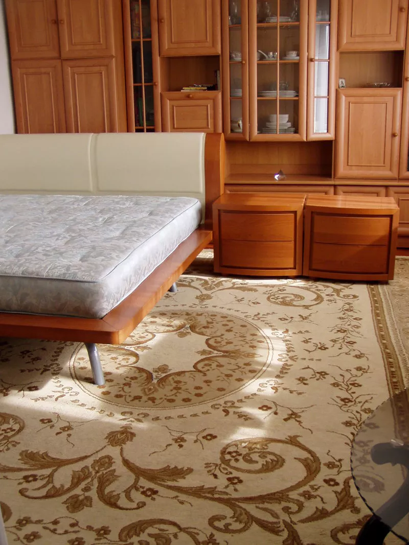 Итальянская двуспальная кровать c тумбочками и матрасом.