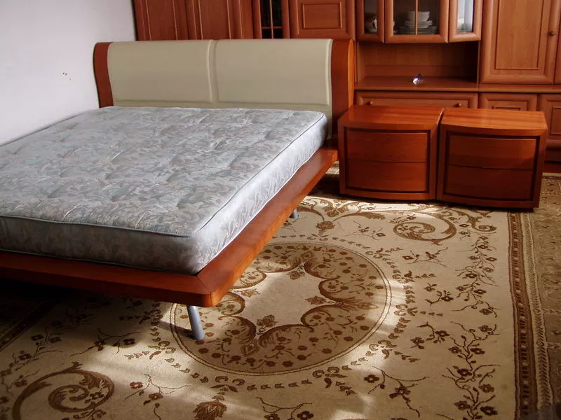 Итальянская двуспальная кровать c тумбочками и матрасом. 4