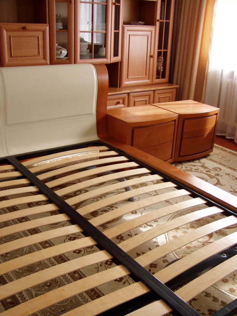 Итальянская двуспальная кровать c тумбочками и матрасом. 5