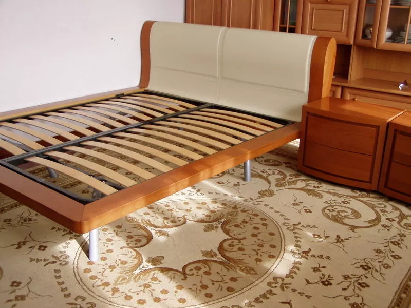 Итальянская двуспальная кровать c тумбочками и матрасом. 6