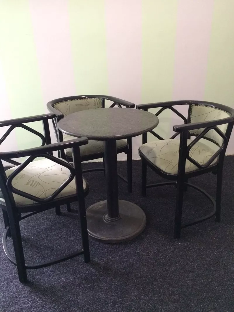 Кофейный стол со стульями