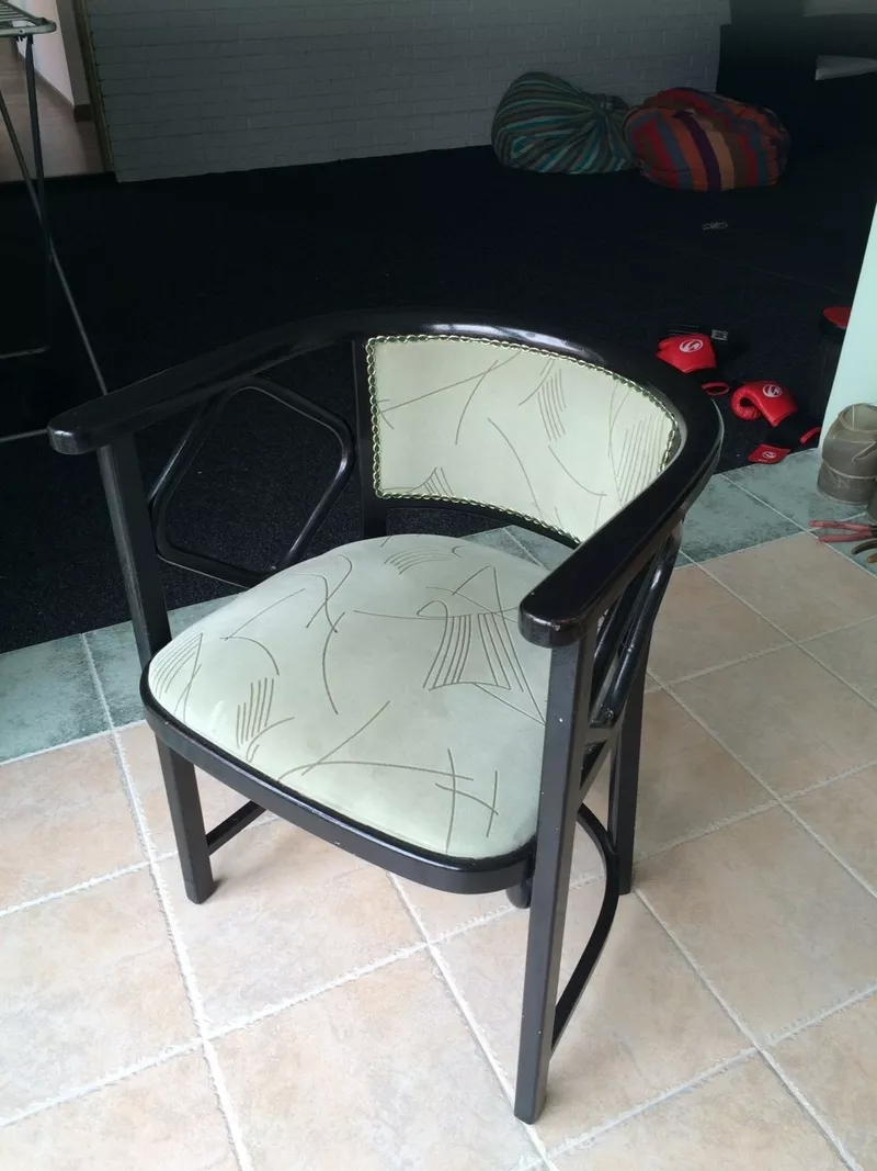 Кофейный стол со стульями 3
