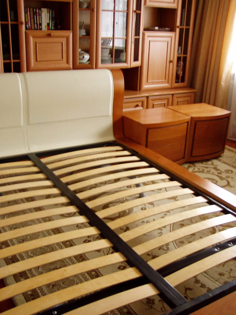 Кровать из массива дерева,  с тумбочками и матрасом.Пр-во Италия. 4