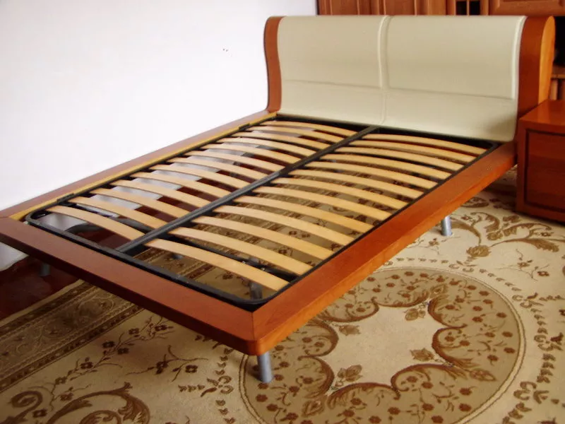 Кровать из массива дерева,  с тумбочками и матрасом.Пр-во Италия. 6
