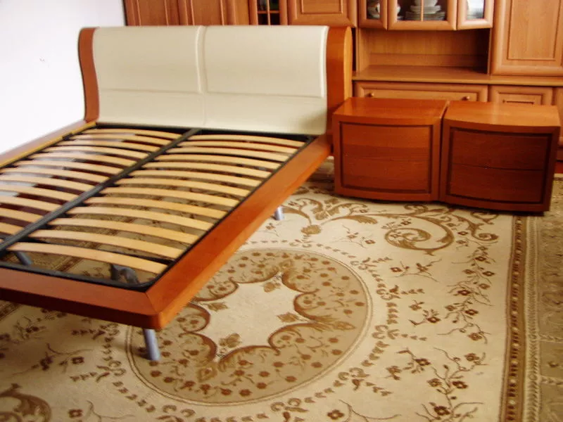 Кровать из массива дерева,  с тумбочками и матрасом.Пр-во Италия. 7