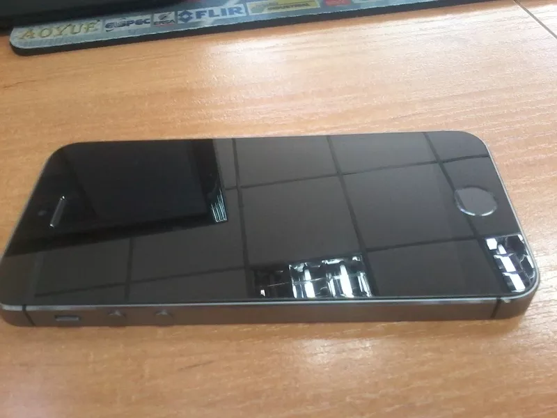 Продам IPhone 5S 32 GB цвет серый,  в отличном состоянии,  торг уместен 2