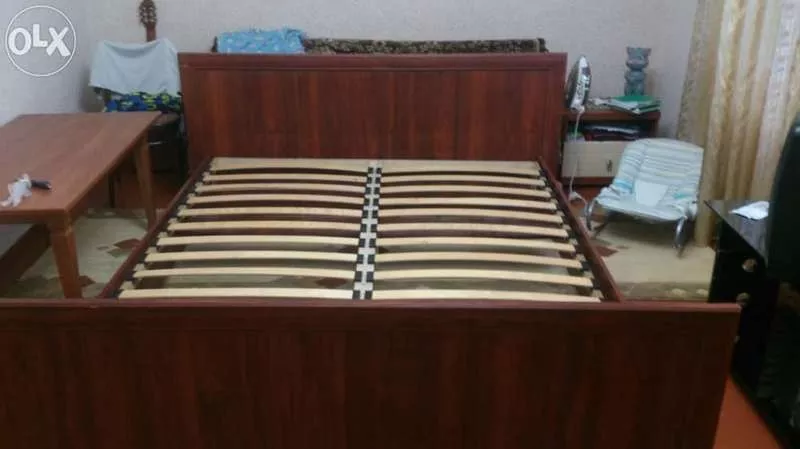 двухспальная кровать без матраса