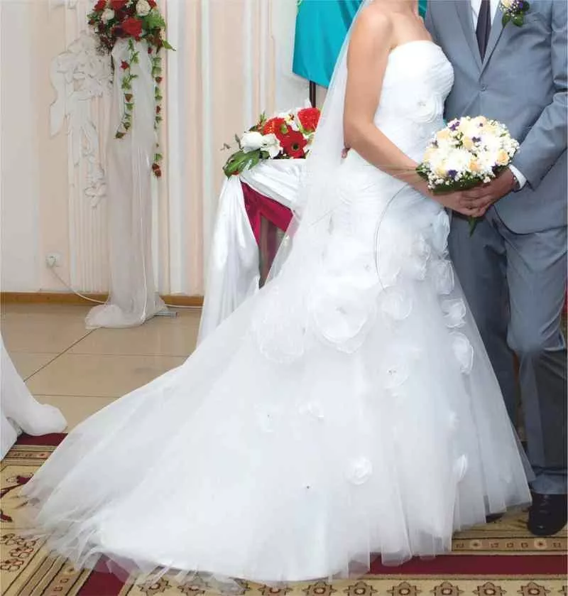 Свадебное платье со шлейфом  2