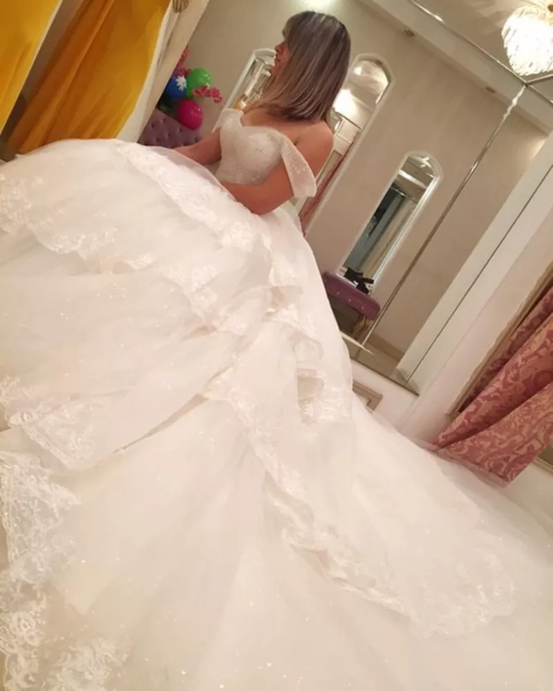 Пышное свадебное платье с длинным шлейфом