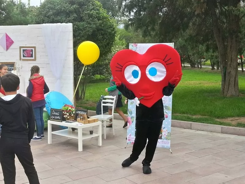 Аниматор,  ростовая кукла Сердце,  услуга в Алматы
