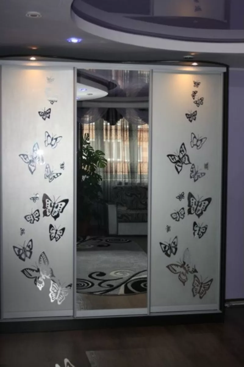шкаф-купе с зеркальными дверями на заказ в Алматы