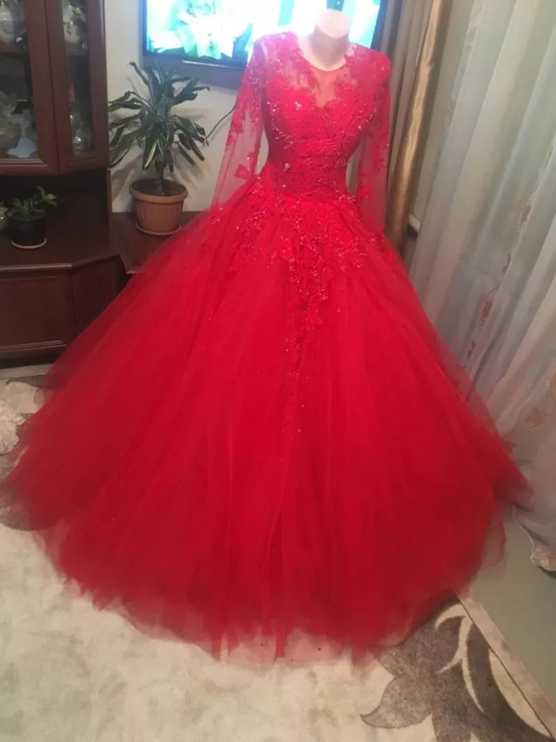 Продам 2 свадебных платья красное и белое