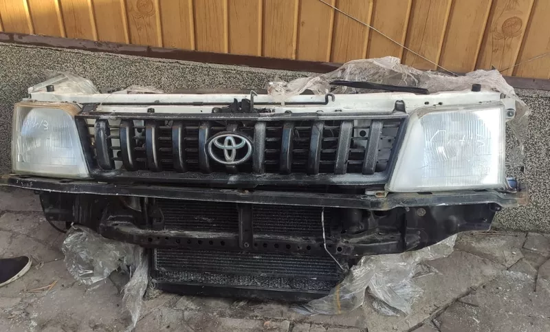 Передний бампер  на Toyota Land Cruiser Prado 95