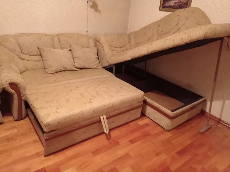 Продам угловой диван раздвижной трёх местный 3