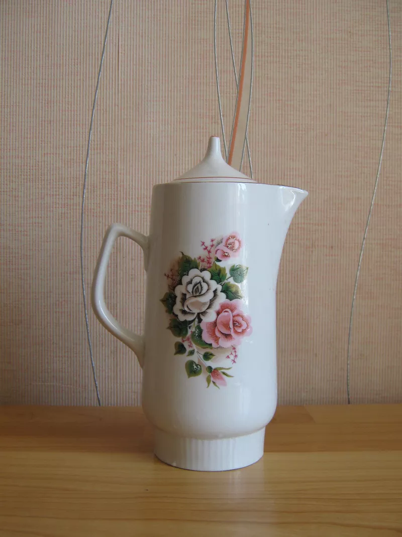 Продам фарфоровый кувшин, объём 1, 5 литра.