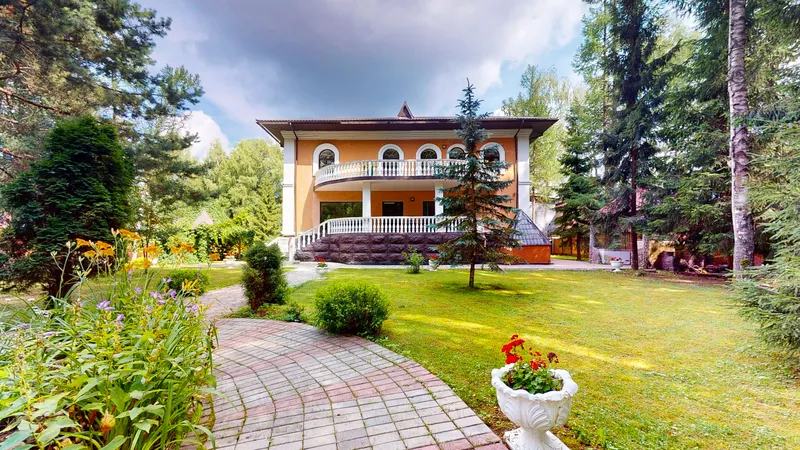 Продается особняк Капалиани,  с выходом на берег реки Пажа.