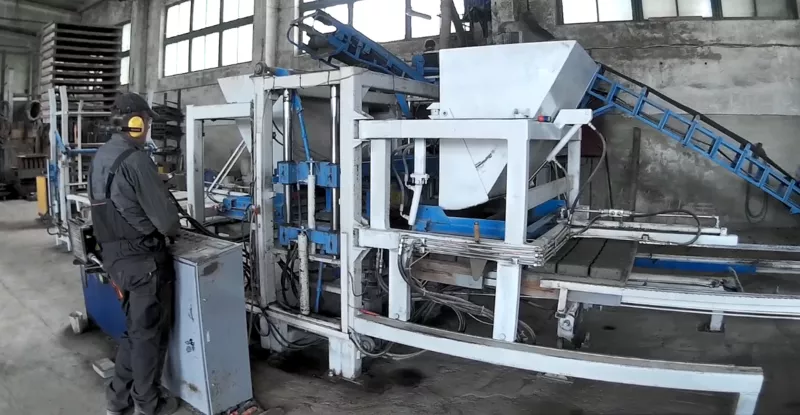 Продается бывший в употреблении завод по производству бетонных блоков.