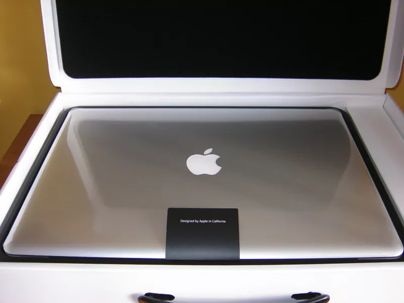 Apple Macbook Pro i15 inch ( 2.53ghz ) : €900Euros